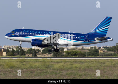 Aserbaidschan Airlines Airbus A319-111 Landebahn 31. Stockfoto