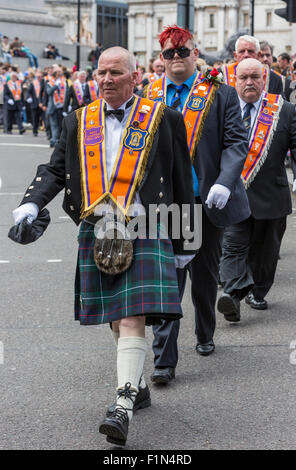 Treuen Orange Lodge Mitglieder aus Nordirland März über den Trafalgar Square am Tag der Trooping der Farben Stockfoto