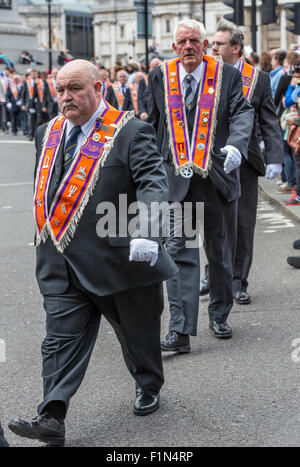 Treuen Orange Lodge Mitglieder aus Nordirland März über den Trafalgar Square am Tag der Trooping der Farben Stockfoto