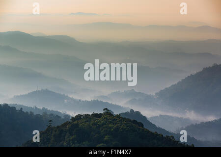 Westlichen Ghat Bergkette angesehen im Dunst von National Highway 49 in der Nähe von Idukki, Kerala, Indien Stockfoto