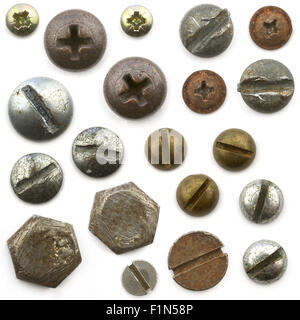 Ein Haufen von Muttern, Bolzen, Schrauben und andere Befestigungselemente auf weißem Hintergrund Stockfoto