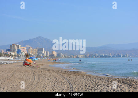 Suche entlang der Strand von San Juan Playa in Richtung Campello, am frühen Morgen. Alicante, Spanien Stockfoto