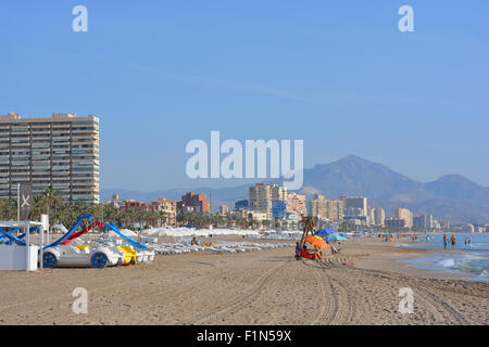 Suche entlang der Strand von San Juan Playa in Richtung Campello, mit Tretboote zu mieten, am frühen Morgen. Alicante, Spanien Stockfoto