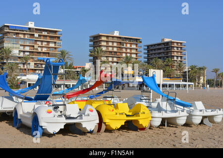 Ferienwohnungen auf der Vorderseite und Tretboote zu mieten am Strand, Playa San Juan, Spanien Stockfoto