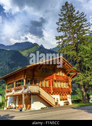 Haus im Dorf Guttannen tagsüber, Kanton Bern, Schweiz Stockfoto