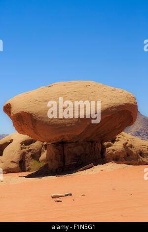 Mushroom Rock in Wüste Wadi Rum, Jordanien Stockfoto