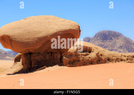 Mushroom Rock in Wüste Wadi Rum, Jordanien Stockfoto