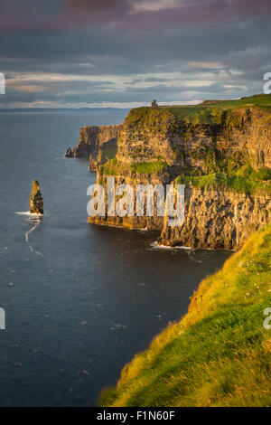 Einstellen von Sonnenlicht über Cliffs of Moher, County Clare, Republik Irland Stockfoto