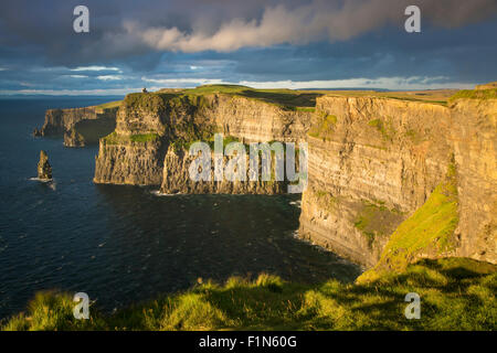 Einstellen von Sonnenlicht über Cliffs of Moher, County Clare, Republik Irland Stockfoto