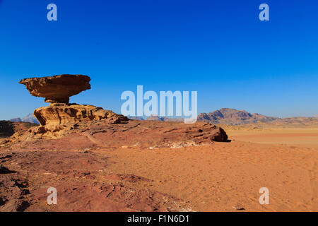 Mushroom Rock in Wüste Wadi Rum, Jordanien Stockfoto