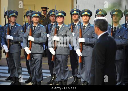 Mitglieder der bulgarischen Streitkräfte Arme präsentieren, Präsident Rosen Plevneliev Bulgariens, während der Eröffnungsfeier der NATO Force Integration 1. September 2015 in Sofia, Bulgarien. Stockfoto