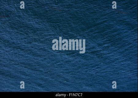 Dark Blue Ocean Hintergrund. Schöne blau Meeresoberfläche von oben Hintergrund. Stockfoto