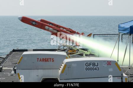 Eine US-Marine BQM-74E Ziel Rakete Drohne startet aus dem Flugdeck der amphibischen Dock Landungsschiff USS Germantown während des Trainings Karat Thailand 30. August 2015 in den Golf von Thailand. Karat ist eine jährliche Übung mit der U.S. Navy, U.S. Marine Corps und die Streitkräfte der neun asiatischen Nationen. Stockfoto