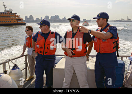 Jeh Johnson Jr., Recht, spricht mit seinem Vater US Secretary of Homeland Security Jeh Johnson, Zentrum, zusammen mit Captain Michael Day, Commander Küstenwache Sektor New York, links, während einer Tour der New Yorker Hafen an Bord eines Küstenwache 45 Fuß Antwort 18. August 2015 in New York City, New York. Stockfoto