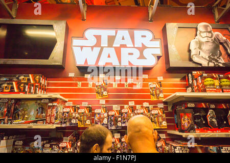 New York, USA. 4. September 2015. Käufer bei Toys R Us speichern auf dem Times Square in New York am so genannten "Kraft Freitag", 4. September 2015. "Kraft Freitag" ist der Name von the Walt Disney Co. auf der Veröffentlichung von Star Wars Merchandise, drei Monate vor der Veröffentlichung des Films. Disney erwor-Star Wars-Franchise im Jahr 2012 wenn es Lucasfilm für $ 4,1 Milliarden gekauft Bildnachweis: Richard Levine/Alamy Live-Nachrichten Stockfoto