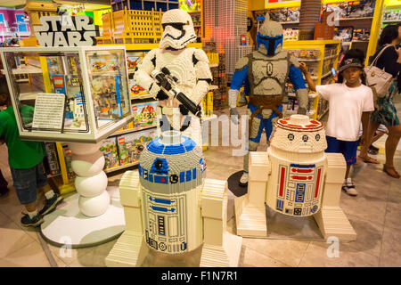 New York, USA. 4. September 2015. LEGO Star Wars Anzeige im Toys R Us-Store am Times Square in New York am so genannten "Kraft Freitag", 4. September 2015. "Kraft Freitag" ist der Name von the Walt Disney Co. auf der Veröffentlichung von Star Wars Merchandise, drei Monate vor der Veröffentlichung des Films. Disney erwor-Star Wars-Franchise im Jahr 2012 wenn es Lucasfilm für $ 4,1 Milliarden gekauft Bildnachweis: Richard Levine/Alamy Live-Nachrichten Stockfoto