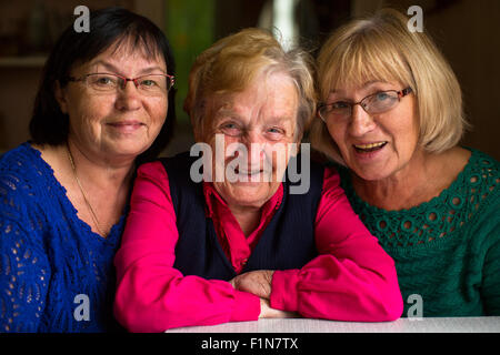 Porträt einer alten Frau mit zwei erwachsenen Töchtern. Stockfoto