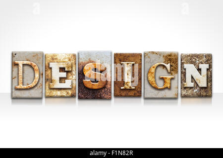 Das Wort "DESIGN" in rostigen Metall Buchdruck-Typ isoliert auf einem weißen Hintergrund geschrieben. Stockfoto