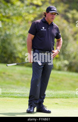 Norton, Massachusetts, USA. 4. September 2015. Phil Mickelson am 8. Loch in der ersten Runde von der Deutsche Bank Championship im TPC Boston. Anthony Nesmith/Cal-Sport-Medien-Credit: Cal Sport Media/Alamy Live-Nachrichten Stockfoto