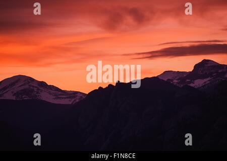 Alpine Sunset. Rötlicher Himmel über Gebirge. Colorado, Vereinigte Staaten. Stockfoto