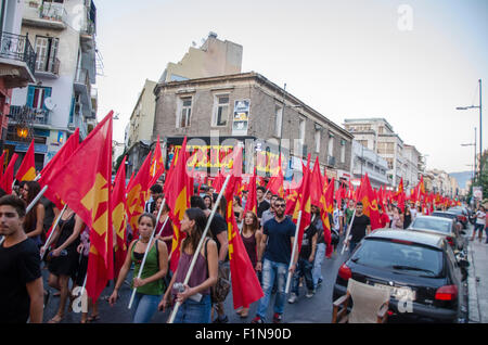 Athen, Griechenland. 04. Sep, 2015. KKE Anhänger marschieren durch die Straßen von Athen. Generalsekretärin der KKE (kommunistische Partei Griechenlands) befasst sich mit jungen Anhänger der KKE in einer Rede an der Thiseio Region von Athen über 20 September Wahlen in Griechenland. © George Panagakis/Pacific Press/Alamy Live-Nachrichten Stockfoto