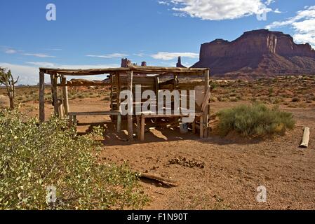 Arizona-Navajo-Nation-Indianer-Reservat-Landschaft mit kleinen Verkauf stand Indianerschmuck beschä- Stockfoto