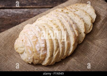 Rustikale Schnittbrot italienische auf Leinwand und Holztisch. Stockfoto