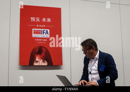 Berlin, Deutschland. 4. Sep, 2015. Ein Besucher arbeitet auf seinem Laptop auf der 55. IFA Consumer Electronics Messe in Berlin, Deutschland, am 4. September 2015. Als der 55. IFA Consumer Electronics fair Europas größte Consumer Elektronik und Haushaltsgeräte fair startete am Freitag in Berlin, China Marke zeigen auch seine erste Eröffnungsfeier auf der IFA statt. Bildnachweis: Zhang Fan/Xinhua/Alamy Live-Nachrichten Stockfoto