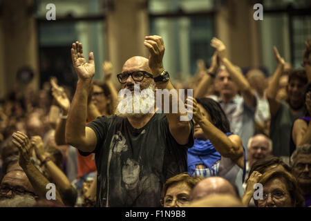 Barcelona, Katalonien, Spanien. 4. Sep, 2015. Fans rufen Parolen während eines Treffens der neuen spanischen linken Bürgermeister in Barcelona ein ausgewogenes Verhältnis von ihre ersten 100 Tage im Amt Kredit zu zeichnen: Matthias Oesterle/ZUMA Draht/Alamy Live News Stockfoto