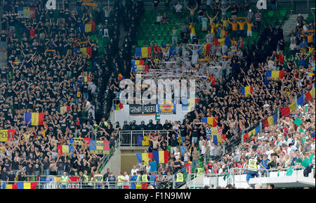 BUDAPEST, Ungarn - 4. September 2015: Rumänischen Fans während Ungarn vs. Rumänien UEFA Euro 2016 Qualifizierer Fußballspiels in Groupama Arena. Bildnachweis: Laszlo Szirtesi/Alamy Live-Nachrichten Stockfoto