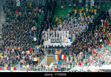 BUDAPEST, Ungarn - 4. September 2015: Rumänischen Fans zeigen den Rücken während der ungarischen Nationalhymne während Ungarn vs. Rumänien UEFA Euro 2016 Qualifizierer Fußballspiels in Groupama Arena. Bildnachweis: Laszlo Szirtesi/Alamy Live-Nachrichten Stockfoto