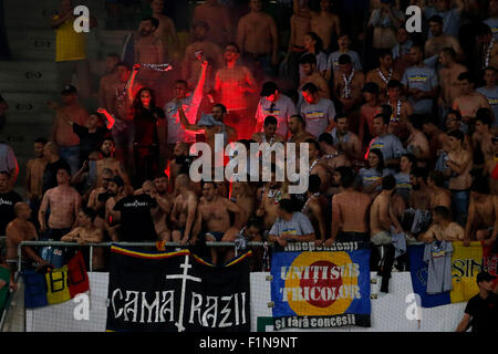 BUDAPEST, Ungarn - 4. September 2015: Rumänischen Fans zündeten während Ungarn vs. Rumänien UEFA Euro 2016 Qualifizierer Fußballspiels in Groupama Arena. Bildnachweis: Laszlo Szirtesi/Alamy Live-Nachrichten Stockfoto