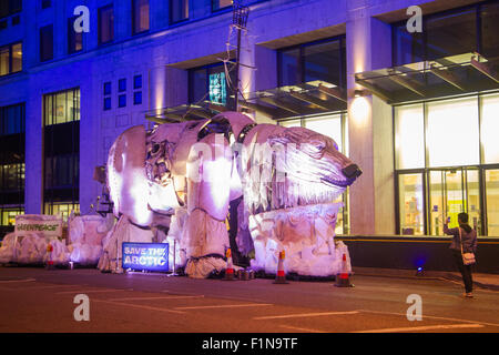 London, UK. 4. September 2015. Tourist nimmt ein Bild von der Greenpeace-Eisbär-Kampagne außerhalb der Shell-HQ in London Southbank. Bildnachweis: Elsie Kibue / Alamy Live News Stockfoto