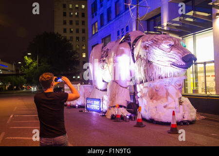 London, UK. 4. September 2015. Tourist nimmt ein Bild von der Greenpeace-Eisbär-Kampagne außerhalb der Shell-HQ in London Southbank. Bildnachweis: Elsie Kibue / Alamy Live News Stockfoto