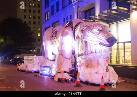 London, UK. 4. September 2015. Greenpeace-Eisbär-Kampagne vor der Shell-HQ in London Southbank. Bildnachweis: Elsie Kibue / Alamy Live News Stockfoto