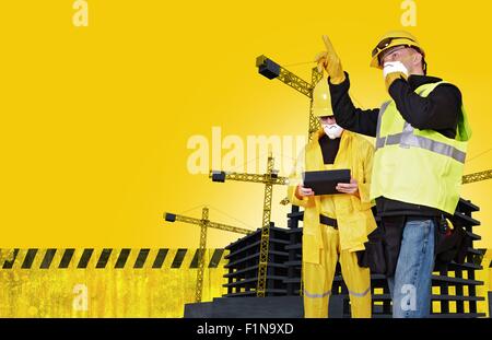 Baukonzept mit Baustelle und zwei Bauarbeiter. Gelber Hintergrund mit Textfreiraum. Stockfoto