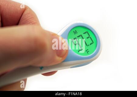 Elektronisches Thermometer angegeben richtige Körpertemperatur. Elektronische Thermometer in männlicher Hand, Isolated on White Background. Stockfoto