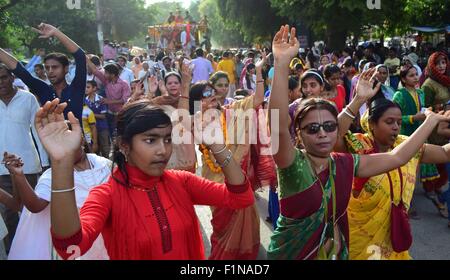 Allahabad, Indien. 04. Sep, 2015. Iskon Anhänger zusammen mit anderen hinduistischen Gläubigen begleiten Sie in einer religiösen Prozession während der "Shri Krishna Janmashtami", ein Festival der Lord Krishnas Geburtstag. © Amar Deep/Pacific Press/Alamy Live-Nachrichten Stockfoto