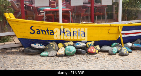 Altes Fischerboot in Santa Maria in Cabo Verde - Kapverdische Inseln Stockfoto