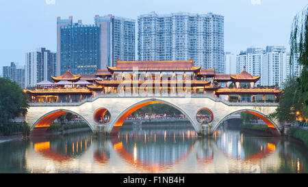 Anshun Brücke gegen moderne Gebäude in der Abenddämmerung in Chengdu, Provinz Sichuan, China Stockfoto