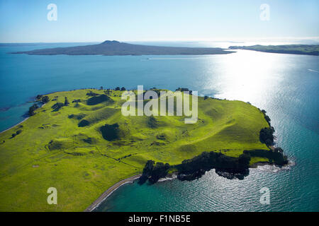 Vulkanische Krater auf Browns Island, oder Insel Rangototo Motukorea, und in der Entfernung, Hauraki Gulf, Auckland, Neuseeland - Antenne Stockfoto