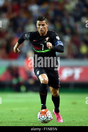 Lissabon, Portugal. 4. Sep, 2015. Cristiano Ronaldo Portugal treibt den Ball während der Euro 2016 freundlich Fußballspiels gegen Frankreich in Lissabon, Portugal, 4. September 2015. Portugal verlor das Spiel 0-1. Bildnachweis: Zhang Liyun/Xinhua/Alamy Live-Nachrichten Stockfoto