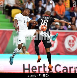 Lissabon, Portugal. 4. Sep, 2015. Von Joao Mario (R) Portugal wetteifert mit Patrice Evra von Frankreich während der Euro 2016 freundliche Fußballspiel in Lissabon, Portugal, 4. September 2015. Portugal verlor das Spiel 0-1. Bildnachweis: Zhang Liyun/Xinhua/Alamy Live-Nachrichten Stockfoto