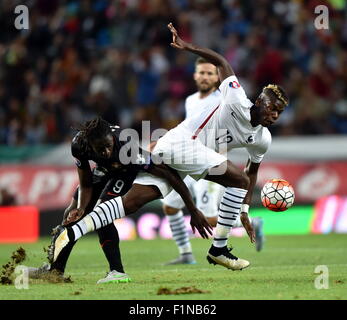 Lissabon, Portugal. 4. Sep, 2015. Eder (L) von Portugal wetteifert mit Paul Pogba von Frankreich während der Euro 2016 freundliche Fußballspiel in Lissabon, Portugal, 4. September 2015. Portugal verlor das Spiel 0-1. Bildnachweis: Zhang Liyun/Xinhua/Alamy Live-Nachrichten Stockfoto