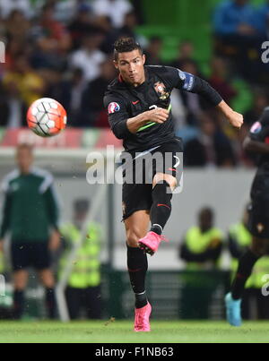 Lissabon, Portugal. 4. Sep, 2015. Cristiano Ronaldo Portugal kickt den Ball während der Euro 2016 freundlich Fußballspiels gegen Frankreich in Lissabon, Portugal, 4. September 2015. Portugal verlor das Spiel 0-1. Bildnachweis: Zhang Liyun/Xinhua/Alamy Live-Nachrichten Stockfoto