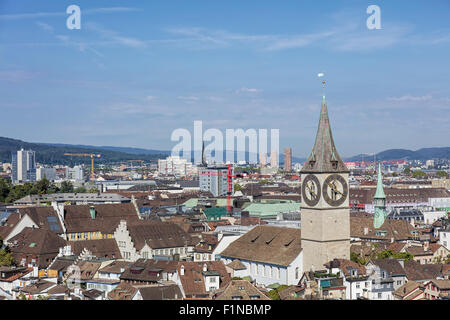 Zürich Stadtbild - Blick vom Turm der Grossmünster Kathedrale mit der St. Peter Church im Vordergrund. Stockfoto