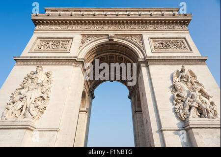 Niedrigen Winkel-Blick auf den Triumphbogen in Paris, Frankreich Stockfoto