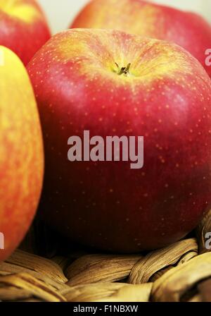 Frische Bio-rote Äpfel im Korb. Rote Äpfel Closeup - vertikale Fotografie. Essen-Foto-Sammlung. Stockfoto