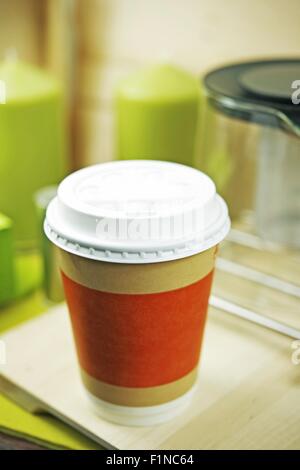 Kaffeetasse auf Schreibtisch. Eine Zeit Einsatz Kunststoff Kaffeetasse. Stockfoto