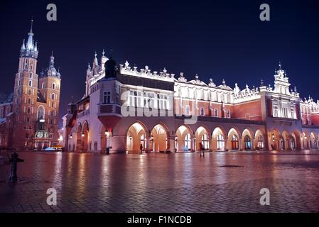 Mittelalterlichen Marktplatz in Krakau. Krakow (Krakau) Polen. Der Hauptplatz in der Nacht. St. Marien Basilika und Sukiennice (Tuchhallen). Po Stockfoto
